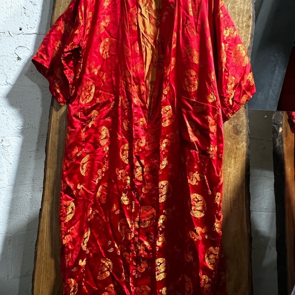 Luxurious Scarlet Floral Kimono 👘 Women's Robe - Picture 13 of 16